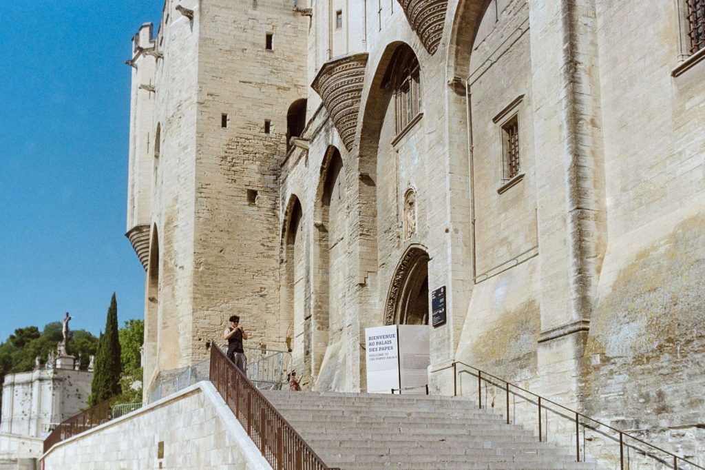 Le Palais des Papes d'Avignon, forteresse gothique du XIVe siècle qui abrita la cour pontificale française