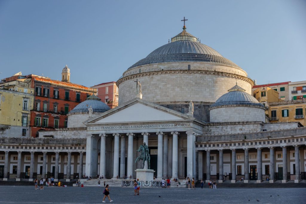 Façade monumentale d’une église de Naples, colonnes et fronton, ciel clair