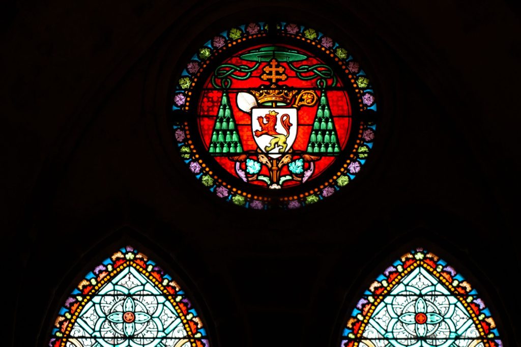 Vitrail coloré d’une cathédrale gothique filtrant la lumière du jour