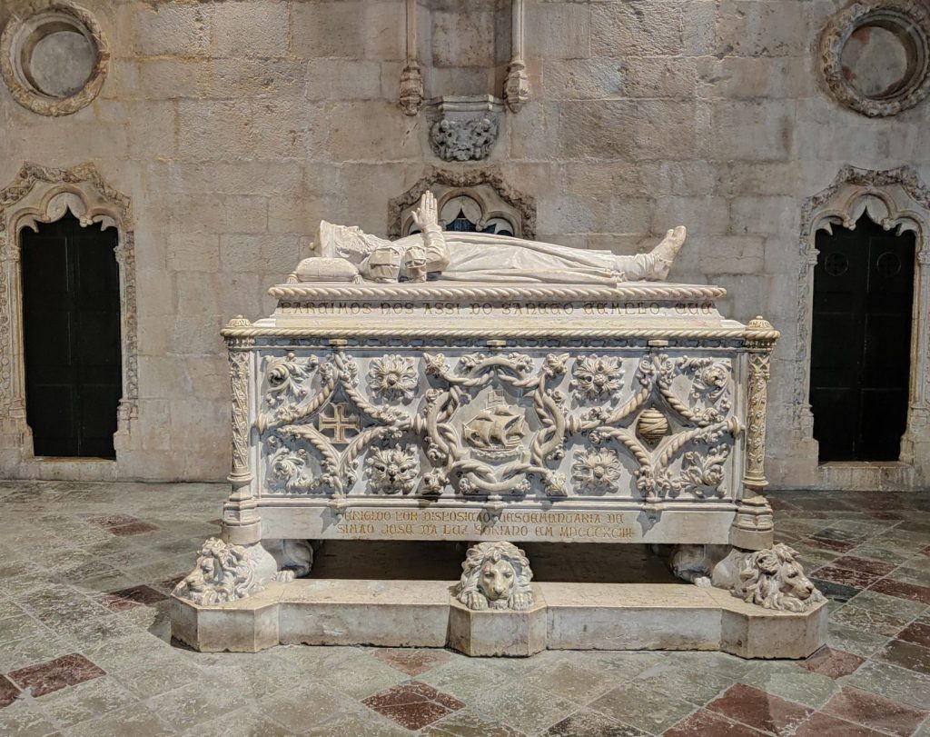 Tombeau de pierre sculpté dans un intérieur d’église historique, comparable aux dispositifs de vénération des reliques