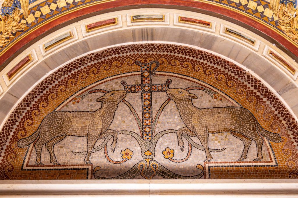 Mosaïque paléochrétienne représentant des agneaux tournés vers une croix