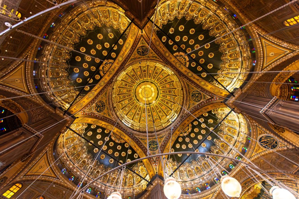 Intérieur d'une mosquée, coupole et décor architectural