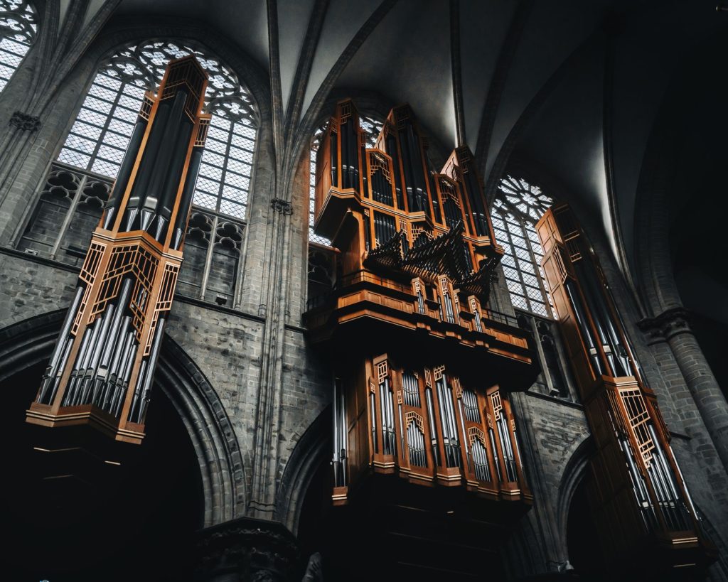 Orgue à tuyaux majestueux dans l'architecture gothique d'une cathédrale