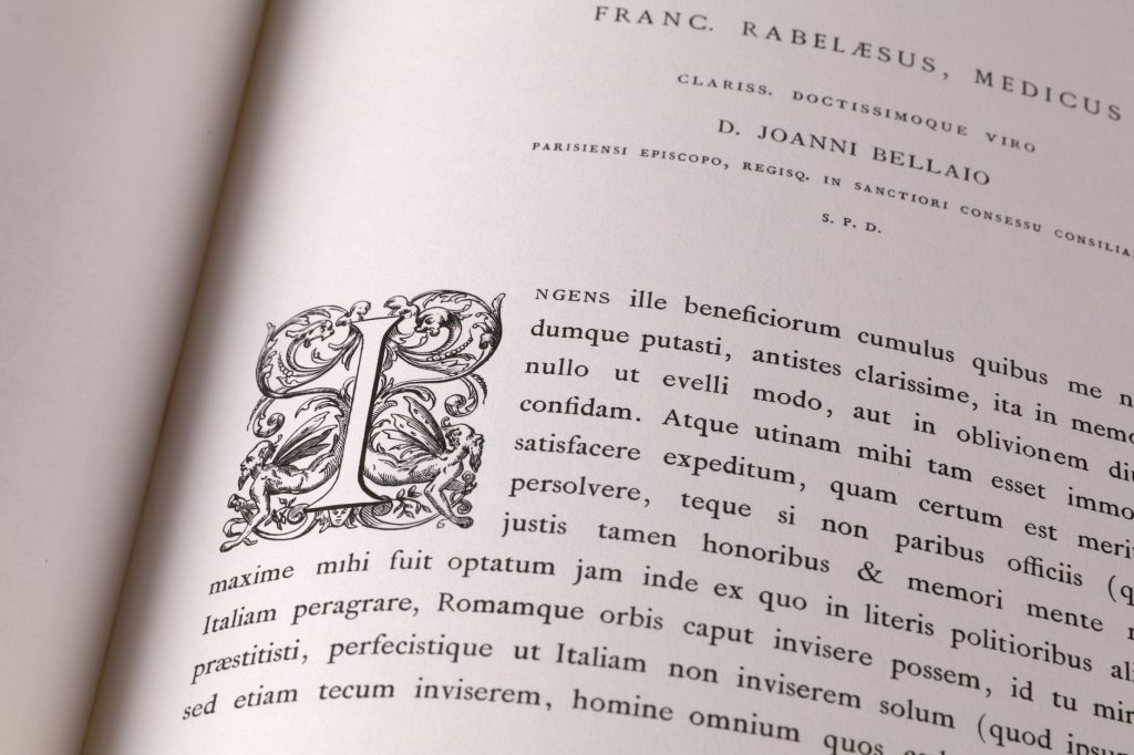 Manuscrit enluminé médiéval illustrant la vie religieuse et la copie des textes sacrés